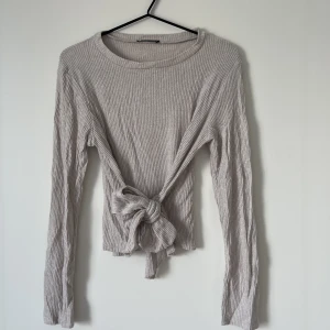 Stickad topp  - Gullig stickad topp från zara med fin knytdetalj. Liten i storlek.
