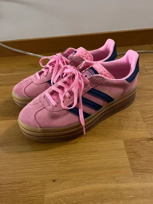 Adidas gazelle bold pink/blue oanvända strl 38 2/3 - Säljer mina slutsålda adidas gazelle bold i pink/blue 38 2/3 (som en 38). Endast använda inomhus då jag upptäckte att storleken är för liten (är normalt 38,5). Nypris 1299 :-