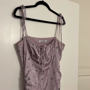 Adoore klänning  - Nyskick, jättesnygg klänning från Adoore. Storlek 42. Liten i storlek