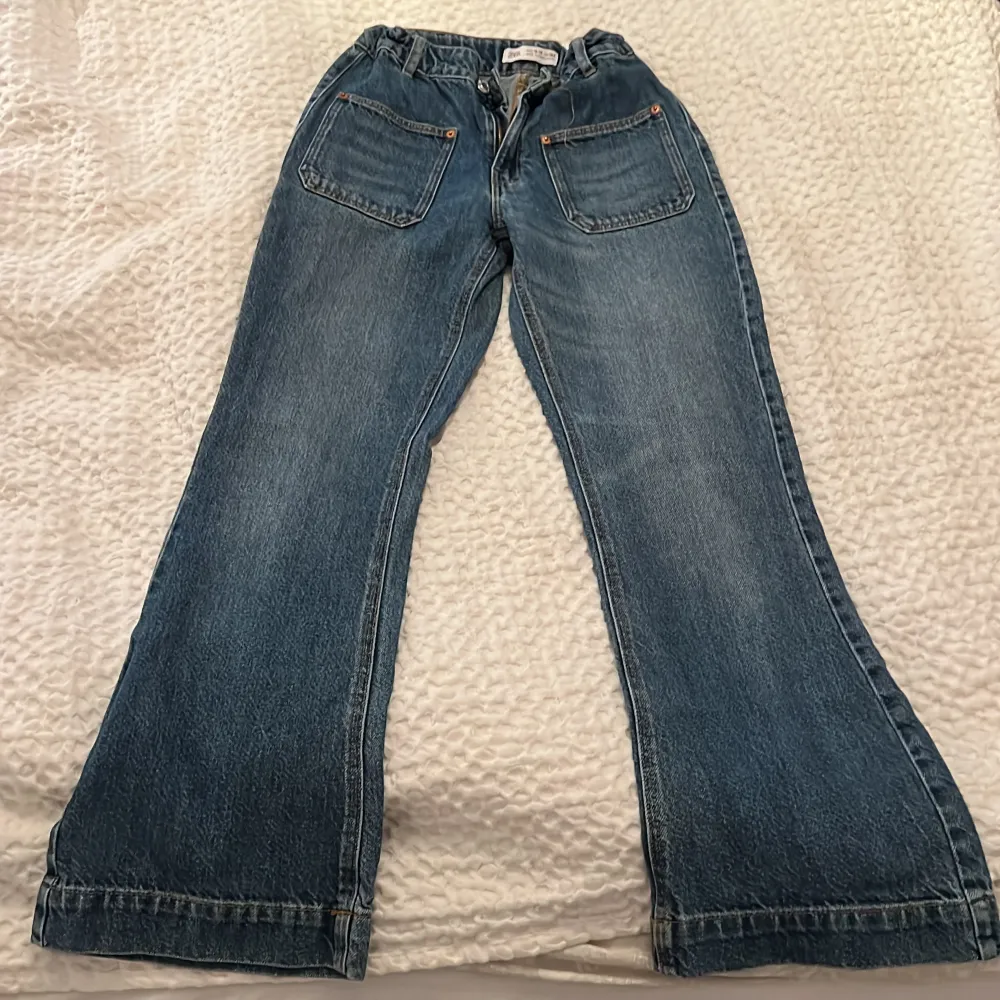 Säljer mina otroligt snygga zara Jeans🩷de är i nyskick och är i storlek 13-14 år🩷💓. Jeans & Byxor.
