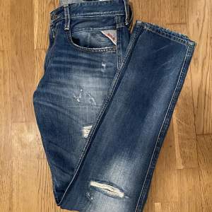 Säljer ett par överfeta replay jeans som tyvärr är lite långa på mig, helt oanvända då dem som sagt är för långa och vill bara bli av med dem!