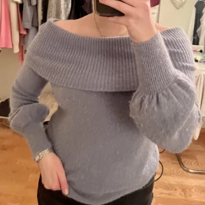 Stickad off-shoulder - En blå stickad off shoulder tröja som är väldigt varm och mysig. Knappt använd. 