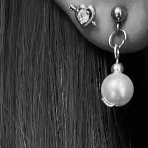 Säljer nu dessa handgjorda örhängen med vita pärlor på! Om du vill köpa är det bara att klicka på ”köp nu” direkt!❣️👌🏻⭐️ 10 par inne, varje gång köp sker publiceras annonsen om igen👌🏻
