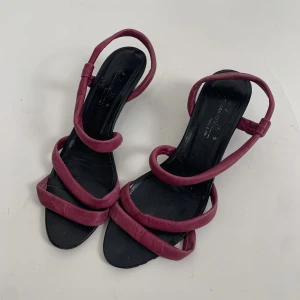 Sandaler - Så söta klackar med rosa läderband, passar tyvärr inte mig så kan ej visa bild på 💓