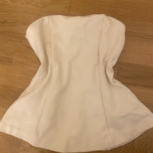 Tube topp - Säljer denna tube topp som är lite korsett liknande. Den är använd en gång och i fint skick🫶🏻