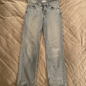 Zara midrise jeans - Har ett färgstreck på vänstra benet därav priset😀