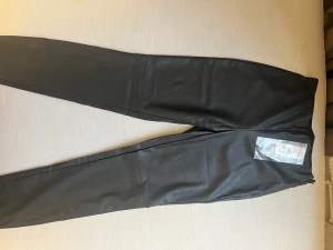 Skinnbyxor - Nya skinnbyxor från Kappahl , stl 36. Väldigt mjuka på insidan 