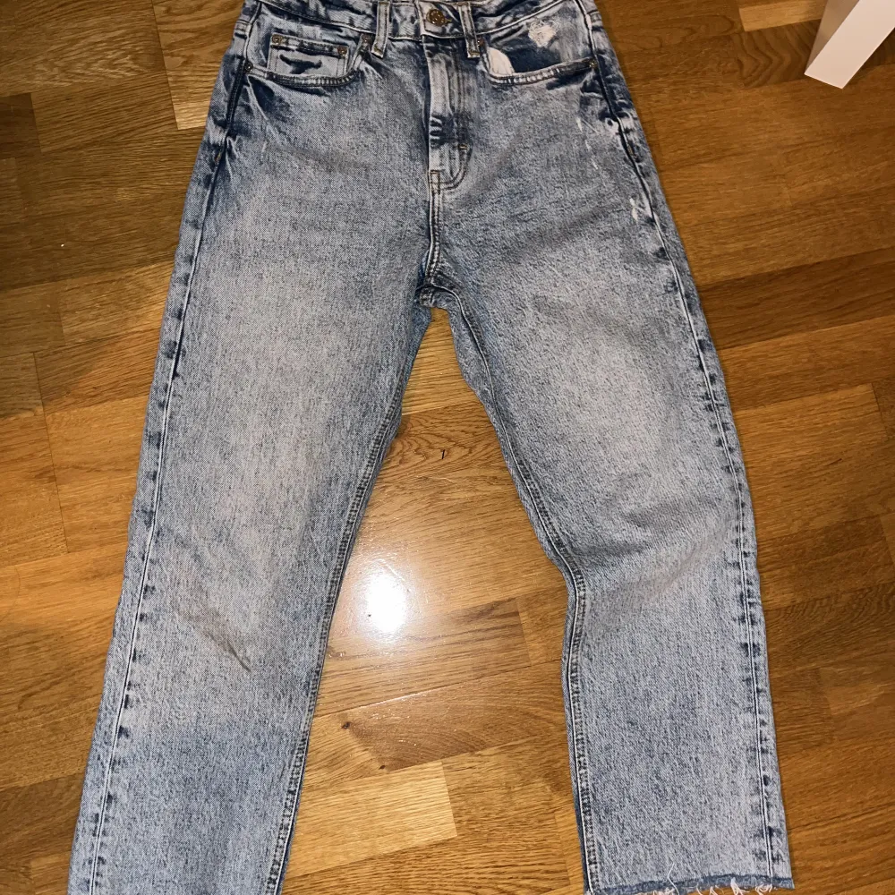 Ett par jeans jag inte använt på år som är i storlek 36. Kan vara avkortade då jag är 158 och inte hittar jeans som passar längd annars. . Jeans & Byxor.