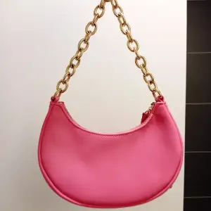 Rosa handväska från h&m köpt för 150kr har 2 små smink fläckar innuti säljer då jag inte ändvänder sen