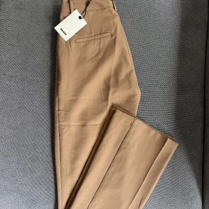 Vilma kostymbyxor - Helt nya Vilma kostymbyxor från Bikbok.  Köpta förra året så färgen är slutsåld.  Storlek 34. Har flera Vilma byxor i andra färgen om intresse finns. 