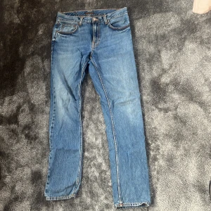 Nudie Jeans - Säljer mina fina Nudie Jeans för endast 500kr som kostade upp mot 2000kr på NK Stockholm när de köptes. Storleken är bara på dig som är ca 185cm. Tveka inte på att höra av dig vid funderingar!
