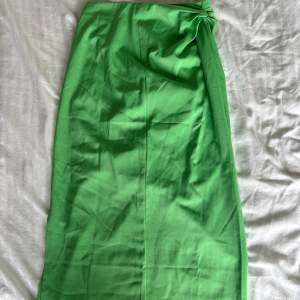 Lång grön silkeskjol i väldigt bra skick!
