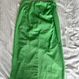 Lång grön silkeskjol i väldigt bra skick!