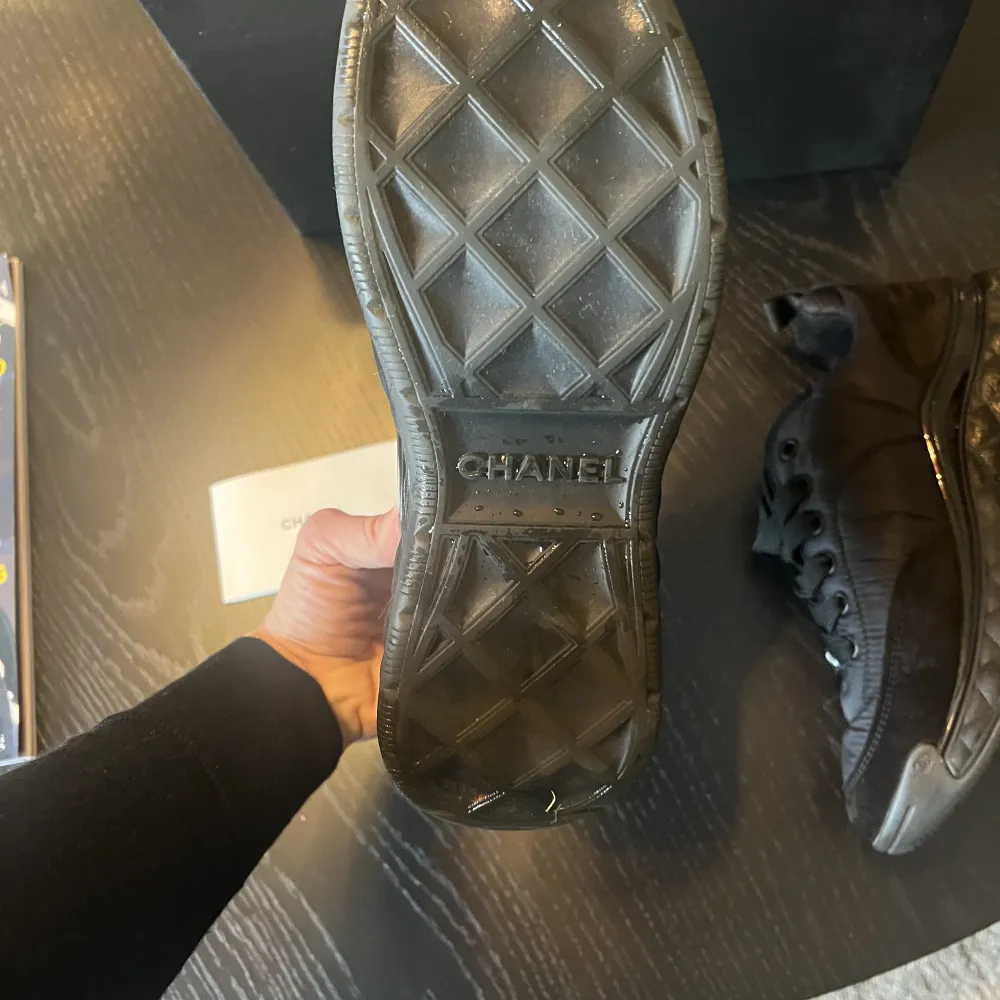 Höst sneakers från Chanel i jättebra skick köpta för 12.000:- . Skor.