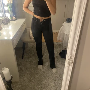 Jeans - Högmidjade jeans. HELT NYA. Skönt och lite stretchigt material och formar kroppen fint. 🖤de är tajta men lite utsvängda nedtill. Jag är 34/36, passar 32 också.
