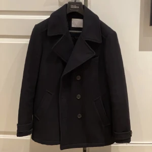 Kappa - Marinblå kappa som är stor på mig som skulle kunna passa S. Inte alls använd och är i jätte bra skick och kvalité