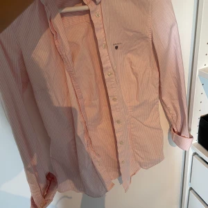 Gant skjorta - Säljer min gant skjorta rosa randig då den blivit för liten.