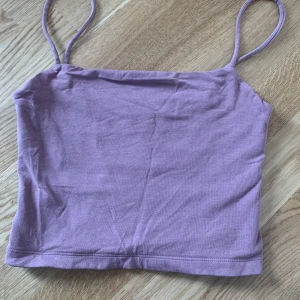 Linne - Meddela innan köp<3 OBS! Den ser lila ut på bilden men är mer vinröd/lila i verkligheten!! Säljer denna eftersom den är för liten för mig. Använd kanske 10-15 gånger❤️ finns en till fast med blommor på upplagd också🫶🏻🫶🏻