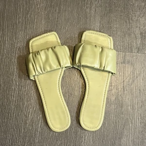 Skor🍀 - Gröna sommarskor, med några skavanker framtill!