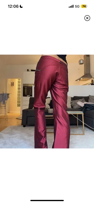 Röda byxor  - Säljer dessa sååå cola byxor då dom tyvärr inte passade mig☺️Skulle säga att midjan passar en 26/38