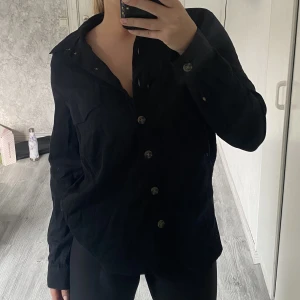 Skjorta - Jättefin skjorta me fina knappar, passar till allt💗
