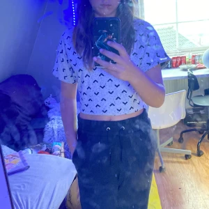 Hemmasydd tröja  - Superfin och varm hemmasydd tröja. Den har ett mysigt och värmande tyg inuti (se bild 3). Super skön men har inte kommit till användning 💕