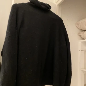 Stickad tröja - Säljer denna stickade tröja med halskrage. Säljer då den inte används längre🩷