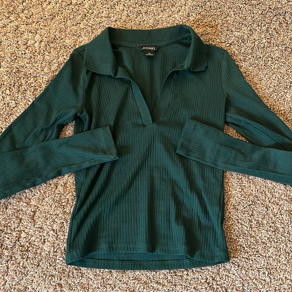 Mörkgrön långärmad tröja, lite V-ringad, jätte skönt material men aldrig riktigt använt💗 storlek xs. Tröjor & Koftor.