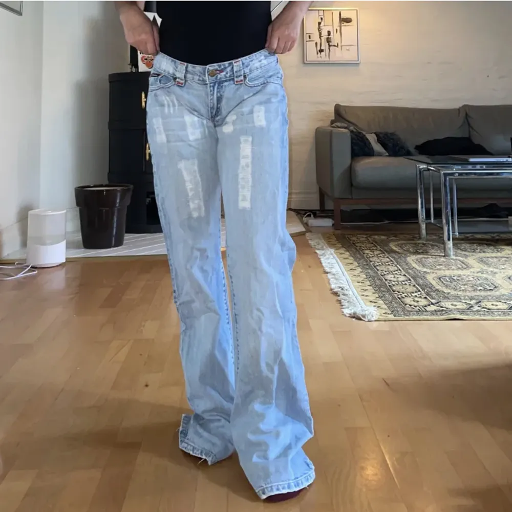 Så snygga lågmidjade jeans från dolce gabbana, midjemått 84 och innerbenlängd 82 😊bilderna är lånade. Jeans & Byxor.