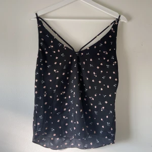 Blommigt linne - Ett gulligt blommigt linne i storlek Xs!