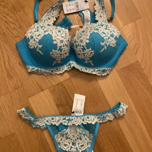 Intimissimi set  - Hej!  Säljer detta set då jag inte lyckades skicka tillbaka det  Varken BHn eller trosan är använd, BHn endast testad. Alla lappar sitter kvar.  Bh: 75B Trosa: S  500 Kr för hela sättet 
