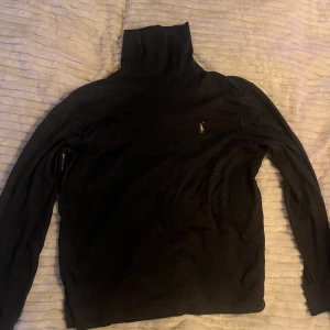 Polotröja från Ralph Lauren - Säljer denna skitsnygga polotröjan från Ralph Lauren som bara sitter i min gaderob tyvärr.. Jättebra skick inga trasiga sömmar etc. Säljer för 700 inköpspris 1200. Finns ej kvar i sortiment! Köparen betalar frakten.