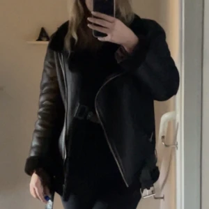 Jacka ZARA  - En jätte fin jacka ifrån Zara, är i jätte fint skick, knappt använd. i storlek S