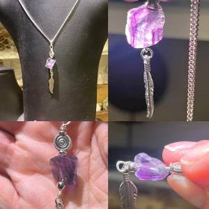 Nytt boho hänge med Fluorit och fjäder - Nytt handgjort hänge med rå vacker Fluorit och fjäder. Kedjan ingår ej. Ca 5 cm långt