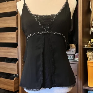 linne - unikt linne med spets och pärldetaljer