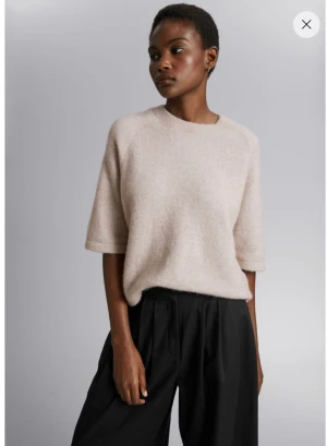 other stories kort ärmad tröja - BUDGIVNING FORTFFARANDE ÖPPEN: högsta=400sekjättefint skick!! köpte i vintras men knappt använd💗. Ljus beige/ rosa färg. Första bilden e lånadzm men  de sista är min (dock är det lite gult ljus)