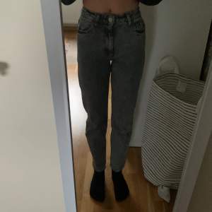 Säljer ett par grå mom jeans från zara i storlek 32. Säljer pågrund av att jag tycker dom inte passa min stil. Använd få gånger 