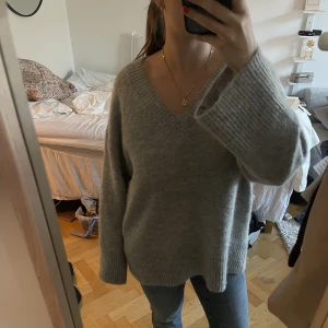 Stickad tröja - En så fin stickad oversized tröja, säljer då den inte kommer till användning allt för ofta💞(stor storlek då den skulle va oversize)