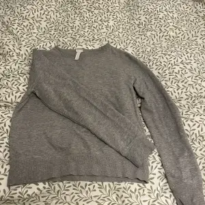 Vanlig grå sweatshirt från hm i storlek S. 50kr