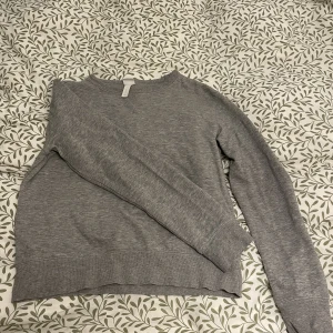 Grå sweatshirt  - Vanlig grå sweatshirt från hm i storlek S. 50kr