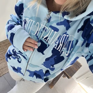 blått set - Blått set från naked collective. Använt en gång bara. Skriv pm om man endast vill köpa en av delarna!💕 Köpte hela för 2200 från naked collective, så jag säljer för 50%