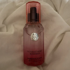 Victoria secret bombshell  - Jätte god parfym ifrån Victoria secret. Aldrig använd bara provad. Nypris 399kr, mitt pris 200kr