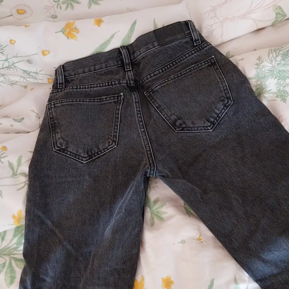 Perfekta gråsvarta jeans från gina tricot. Lågmidjade och i gott skick. Lite skavda länst ner på benen som man ser i bilderna. . Jeans & Byxor.