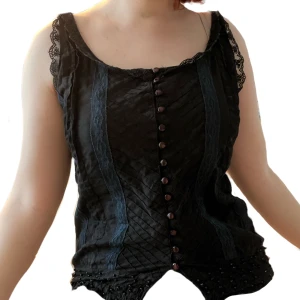 Korsett topp - korsettliknande topp med blåa detaljer och svarta pärlor samt spets <3 