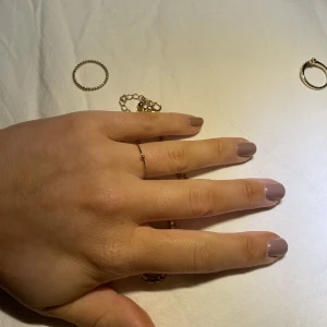 Guldring med dot - Säljer båda dessa ringar på första bilden för 30kr⭐️ Säljer mycket smycken nu då jag har för mycket och rensar, så bara att skriva vid frågor eller behov av fler bilder🤍✨🌟Paketpris vid köp av flera smycken/plagg.