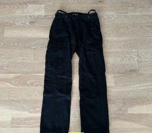 Cargobyxor  - Säljer dessa jättefina och trendiga  cargobyxor från brandit. Eftersom dom är för korta på mig. Storlek 27 och justerbara i midjan. Väldigt fina och i ny skick