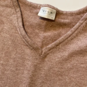 Stickad tröja  - Fint skick förutom sömn som gått upp i arm men den som kan sy kan säkert fixa … Strl xs  Aprikos i färgen  Vila köparen betalar frakten 