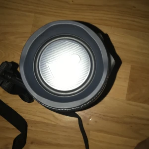 Högtalare - Upplev musiken på ett nytt sätt med min fantastiska högtalare! Den är enkel att använda och ger fantastiskt ljud. Du kan koppla ihop den med din telefon och spela dina favoritlåtar trådlöst. Högtalaren ser dessutom riktigt snygg ut och passar i vilket rum