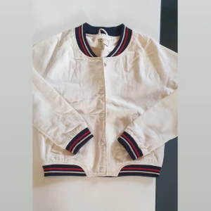 Bomberjacka  - Säljer min bomberjacka i fint skick. Storlek S.