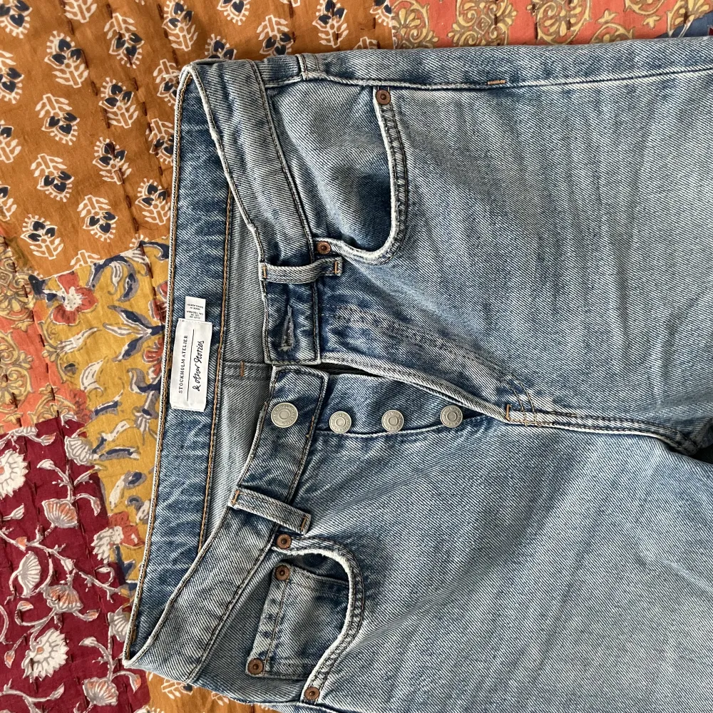 Ljusblå jeans från & other stories i strl 34, raka . Jeans & Byxor.